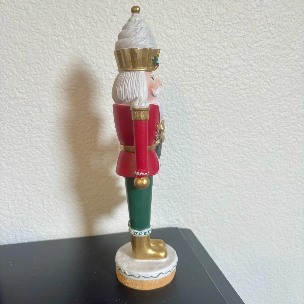 Balsam &‎ Fir Santa Nutcracker 14” Christmas Holiday Figurine Cupcake Wreath NEW